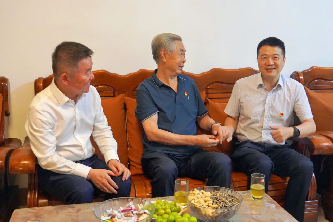 省南宫28集团党委书记、董事长游勇开展“七一”走访